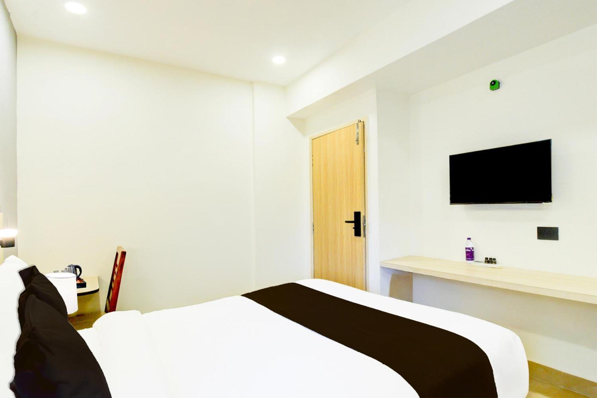 Townhouse Aarav Business Hotel Hyderabad Bagian luar foto