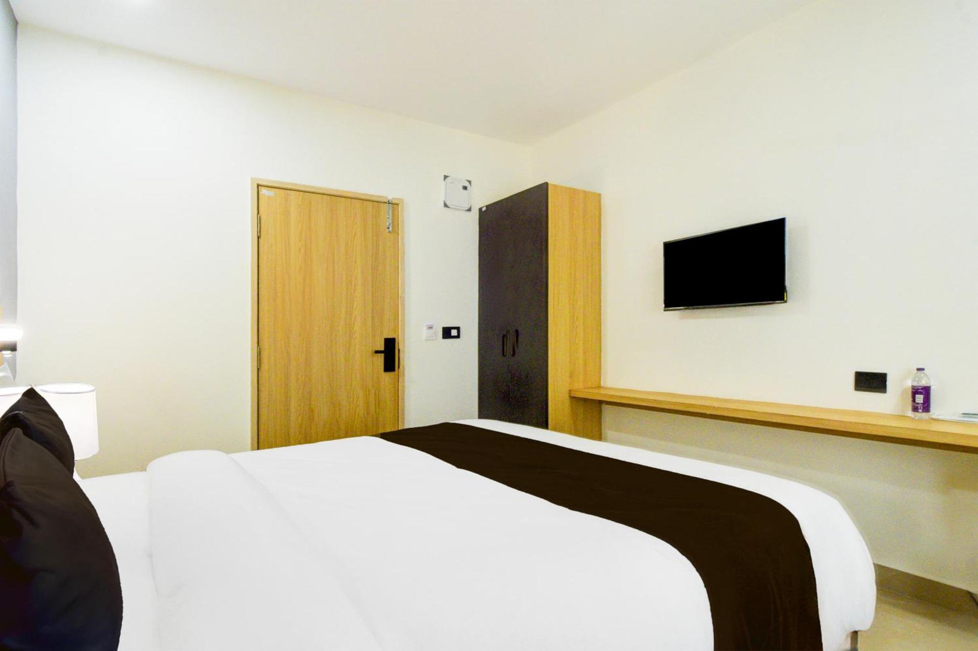 Townhouse Aarav Business Hotel Hyderabad Bagian luar foto
